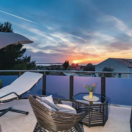Cozy In With Outdoor Swimming Pool *