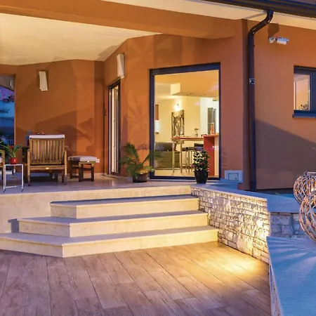 Cozy In With Outdoor Swimming Pool * Fazana