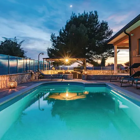 Cozy In With Outdoor Swimming Pool Holiday home