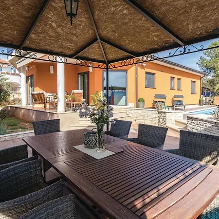 Cozy In With Outdoor Swimming Pool Holiday home