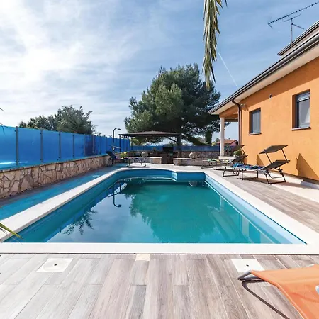Cozy In With Outdoor Swimming Pool Holiday home *