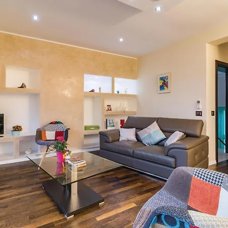 Holiday home Cozy In With Outdoor Swimming Pool