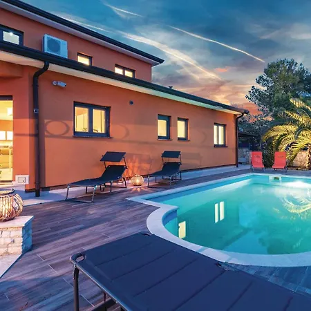Holiday home Cozy In With Outdoor Swimming Pool *